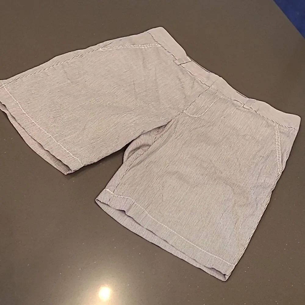 Tommy Hilfiger sz 8 seersucker navy/white shorts